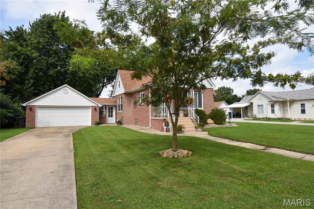 711 N Union, Staunton, IL, 62088 - 5 bed, 2 bath home for sale in Staunton, MO